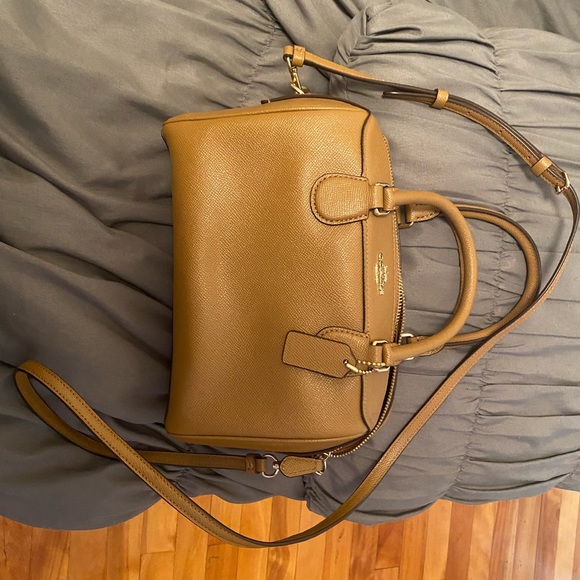 Coach small side purse with crossbody strap included - Picture 2 of 3